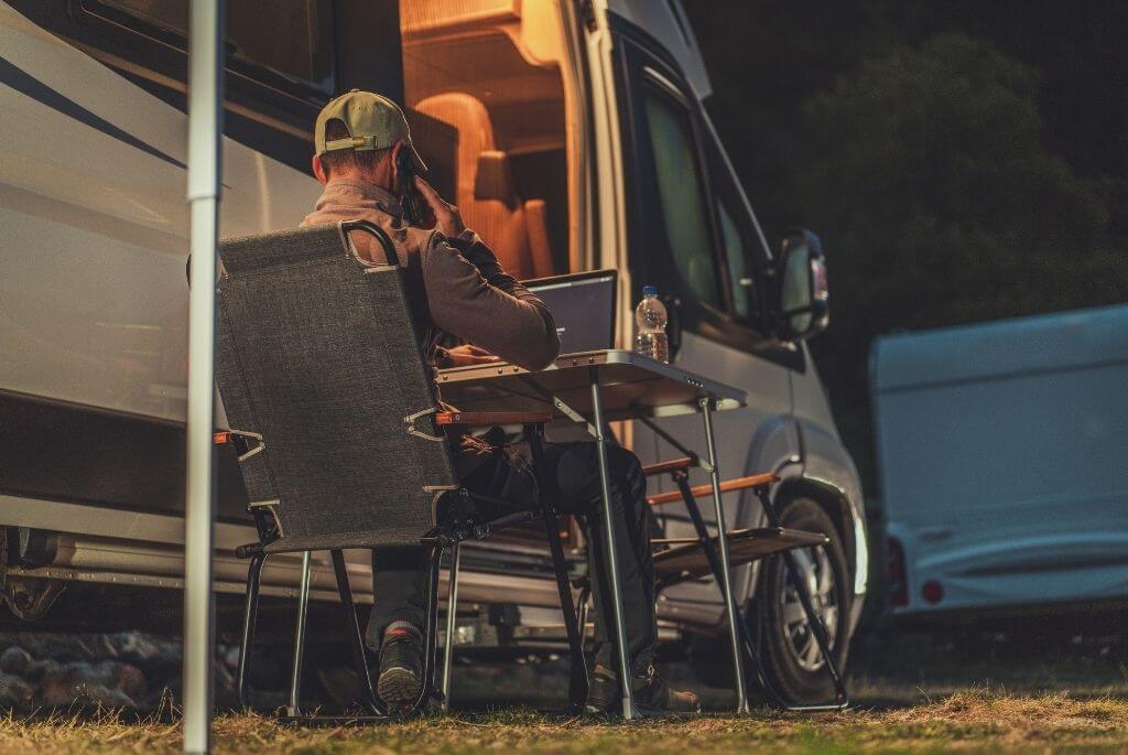 Homeoffice im Wohnmobil Arbeitsplatz vor Campervan