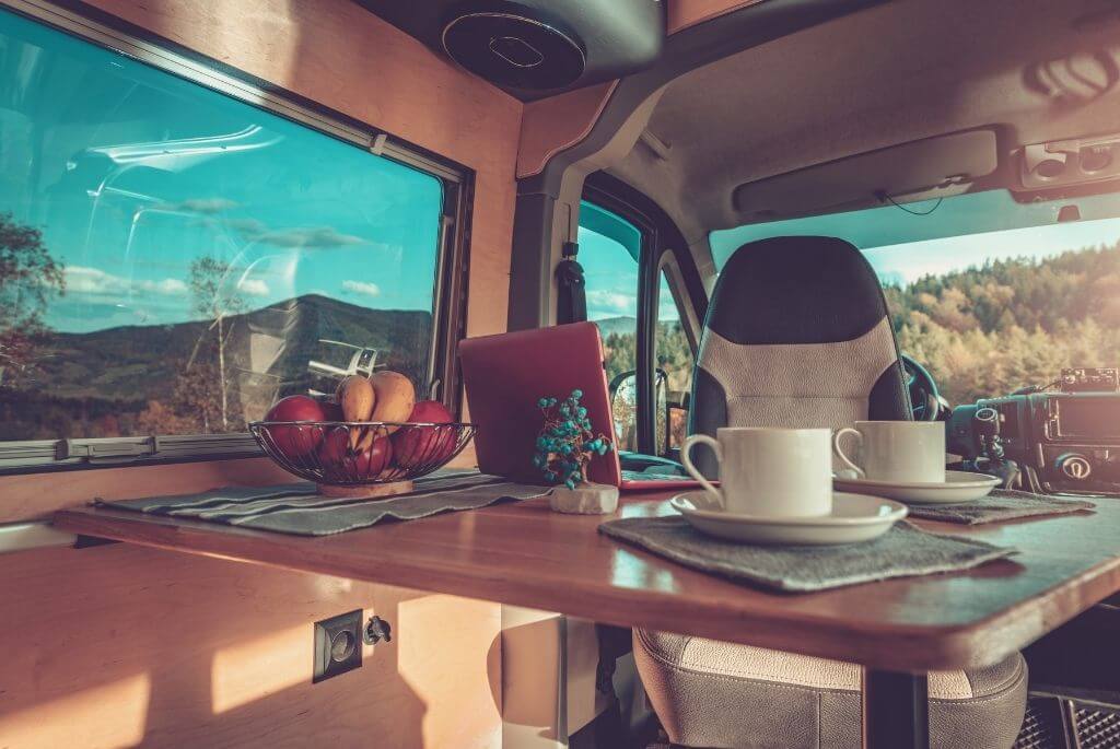 Homeoffice im Wohnmobil Tisch Arbeitsplatz