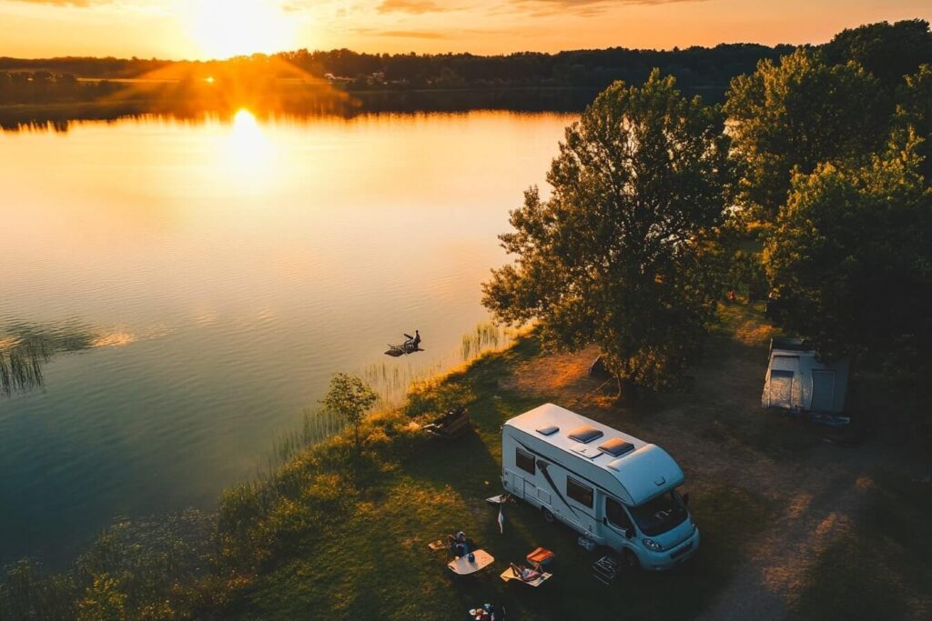 Nachhaltiger Wohnmobil Urlaub Wohnmobil am See Sonnenuntergang 1