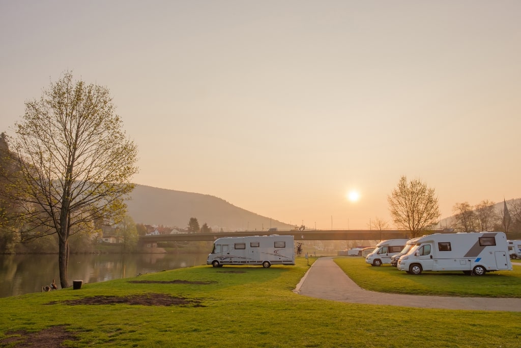 Wohnmobil mieten Campingplatz bei Sonnenaufgang