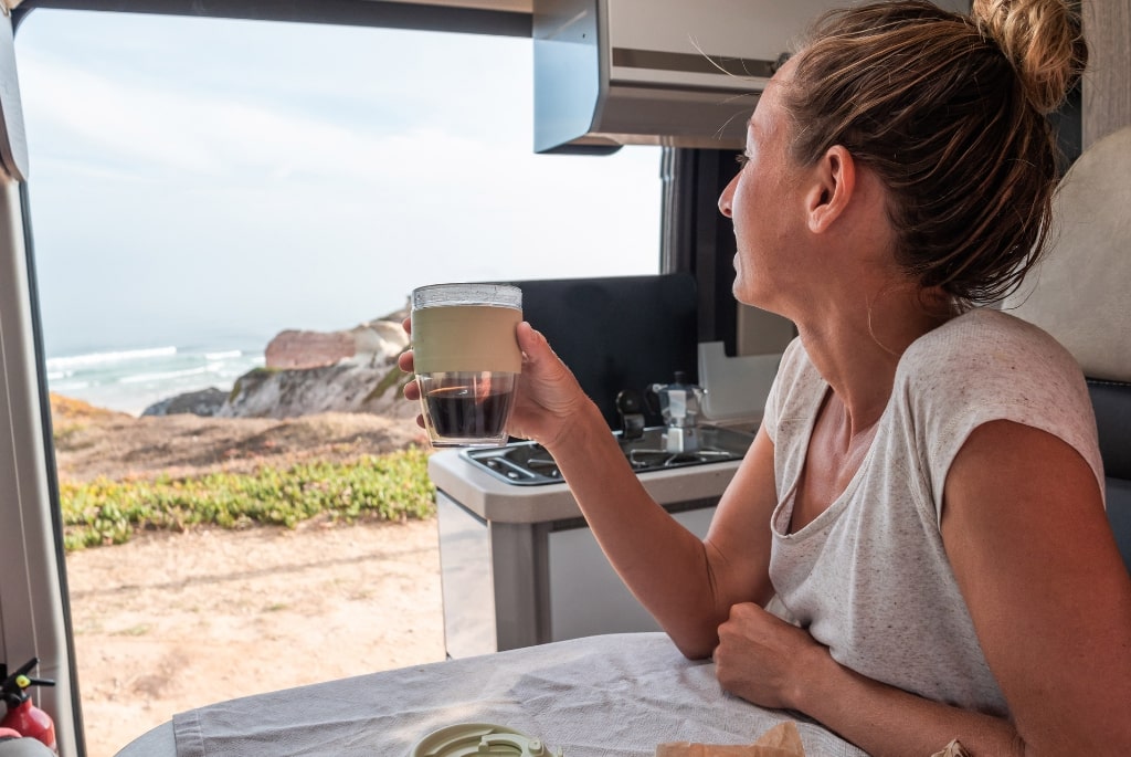 Wohnmobil mieten Kaffee im Camper geniessen