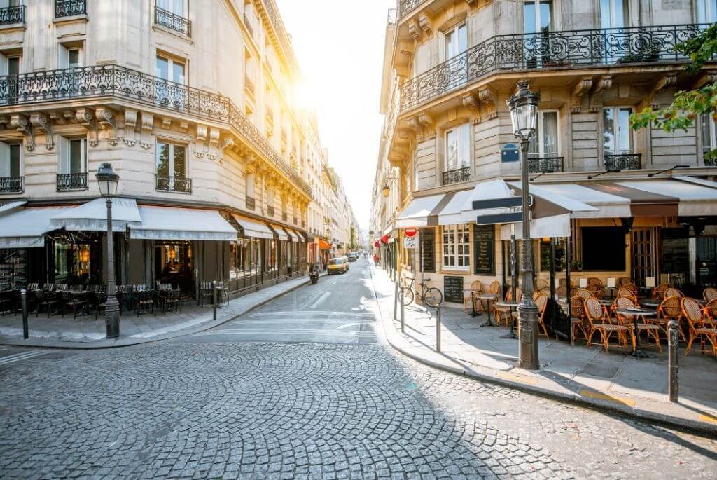 Wohnmobilurlaub in Frankreich Cafe Strasse